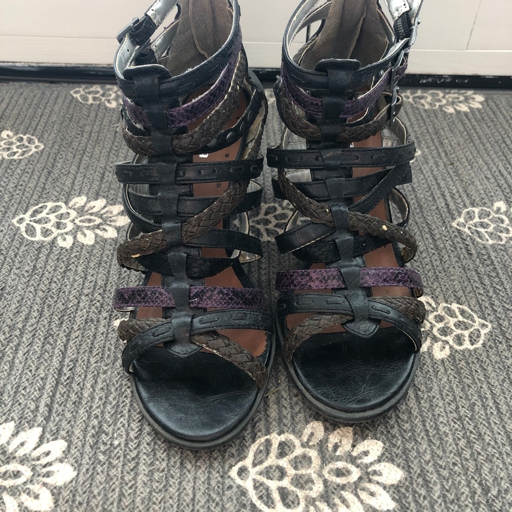 Amazing Black Gladiator sandals with small heel